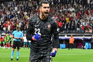 法媒：巴黎想签波尔图门将科斯塔，若成功则多纳鲁马不太可能留下