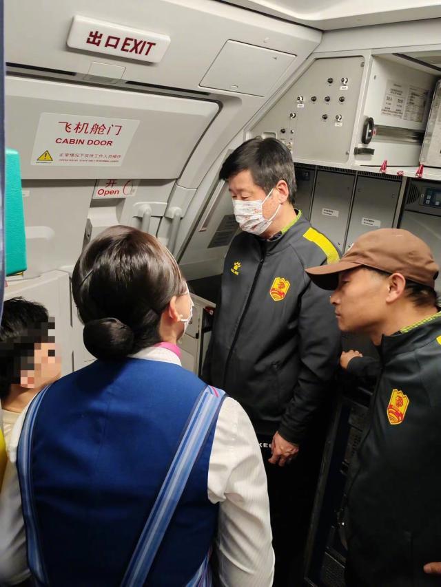 华体会体育最新登录地址-同机乘客突发身体不适 青岛红狮队医出手相救